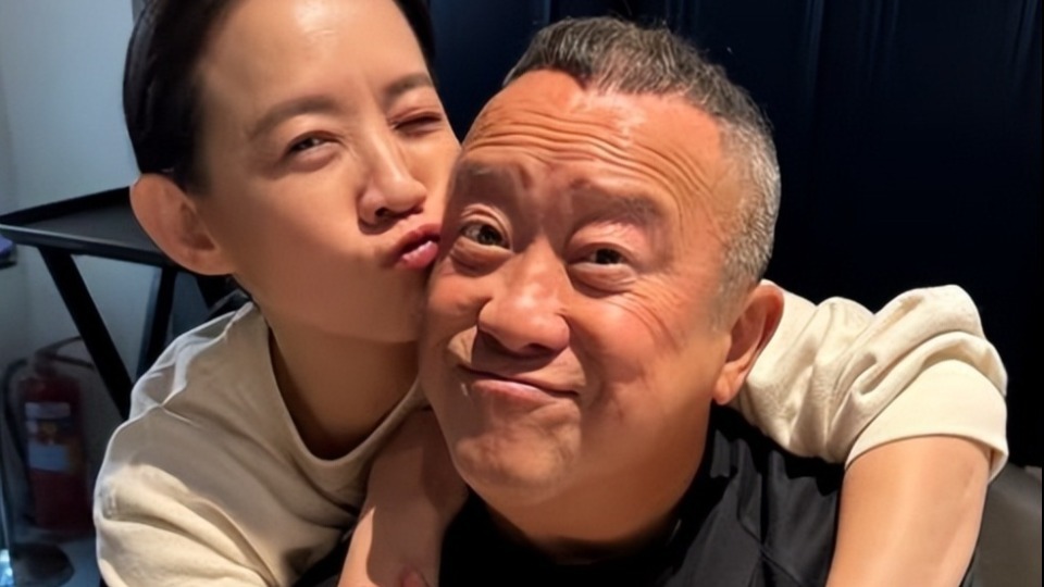 71岁曾志伟丧偶4年两鬓斑白，自曝和4个子女“四分五裂”很难吃上团圆饭封面图