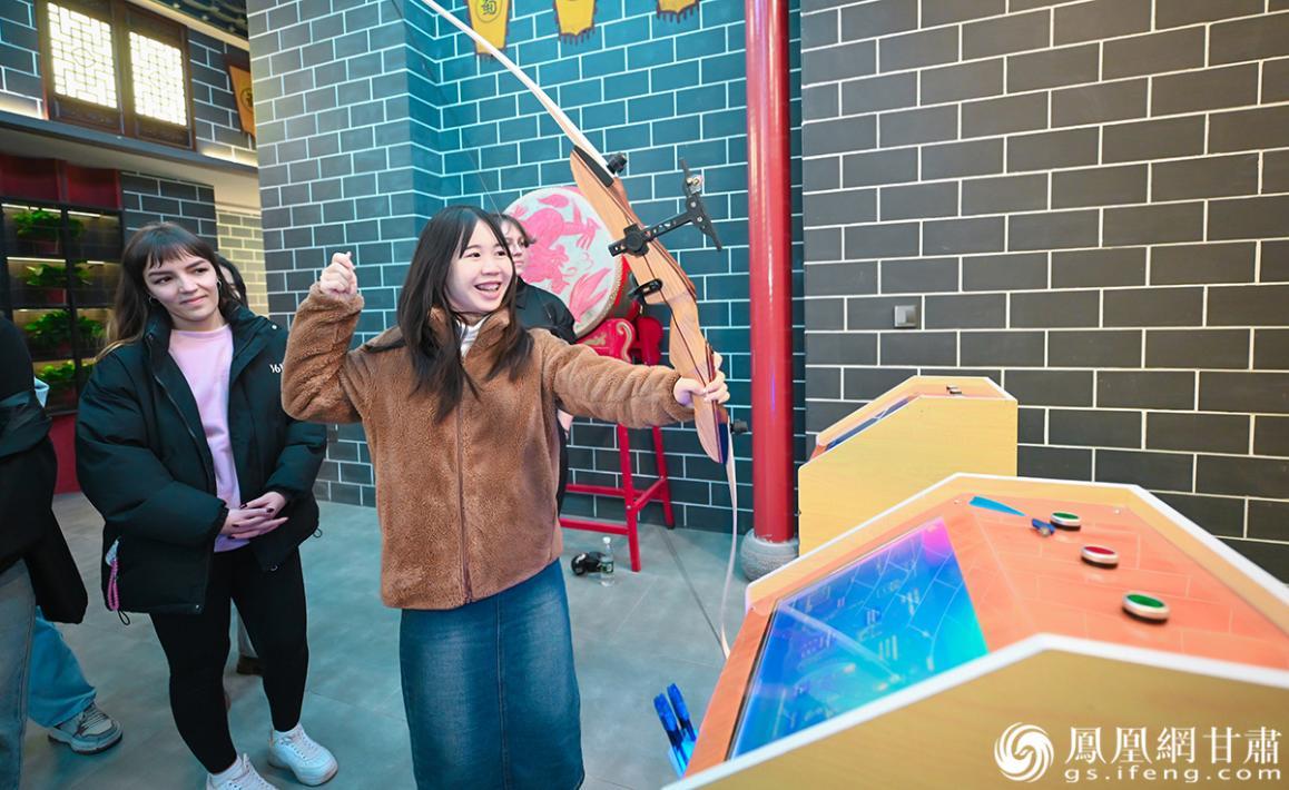 在礼县祁山三国文化产业园内，凰家体验官体验射箭技艺。