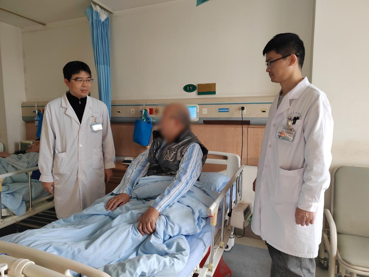 左一周斌主任查房