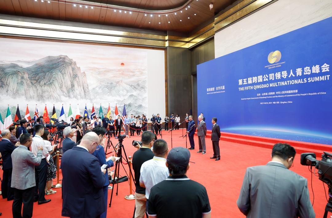 8月28日,在第五届跨国公司领导人青岛峰会上,许多跨国公司领导人走上“嘉宾采访通道”通道。