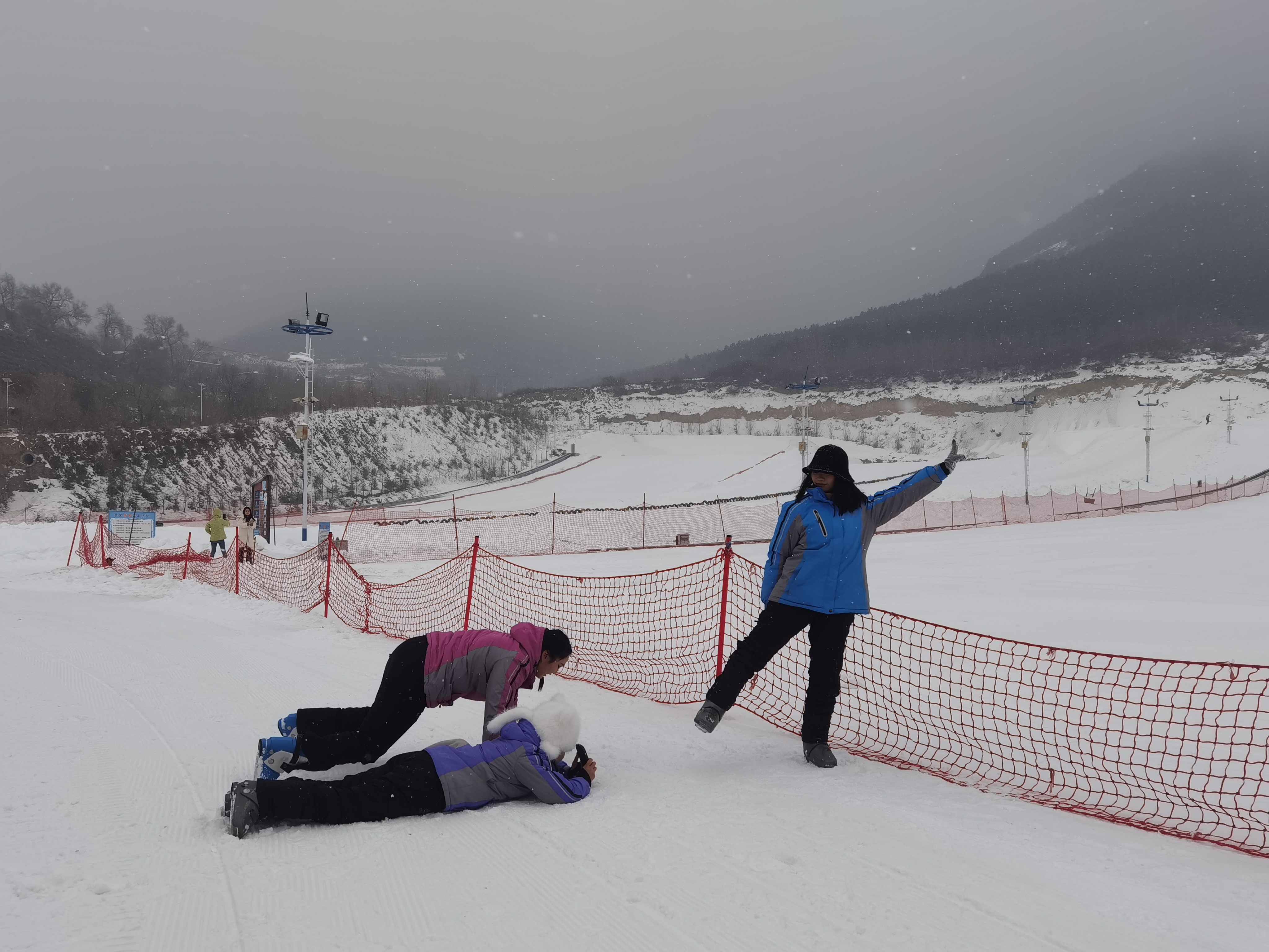 游客在兴隆山滑雪场体验雪趣