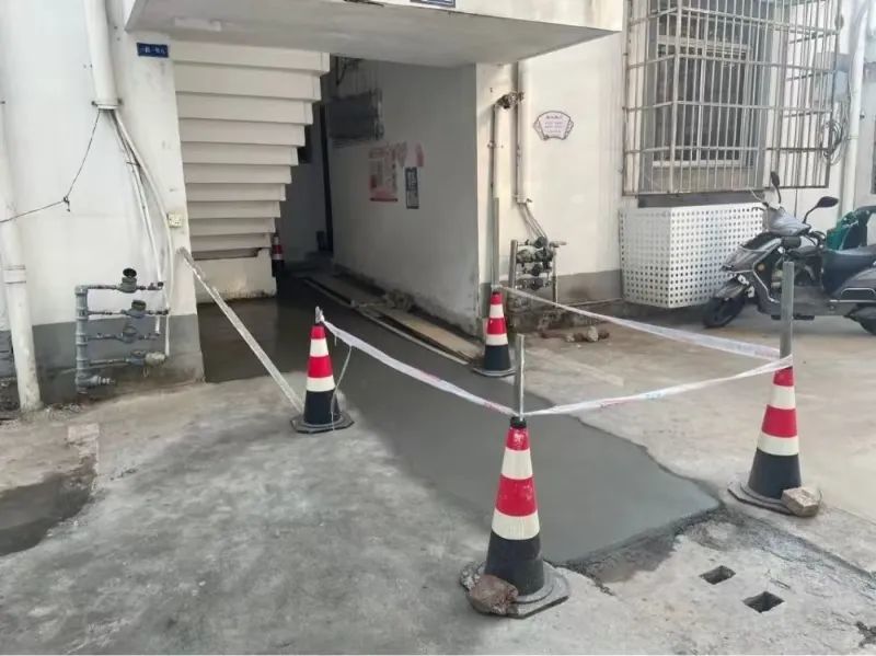 上饶信州区龙牙亭路一下水道堵塞污水倒灌 相关部门紧急处理