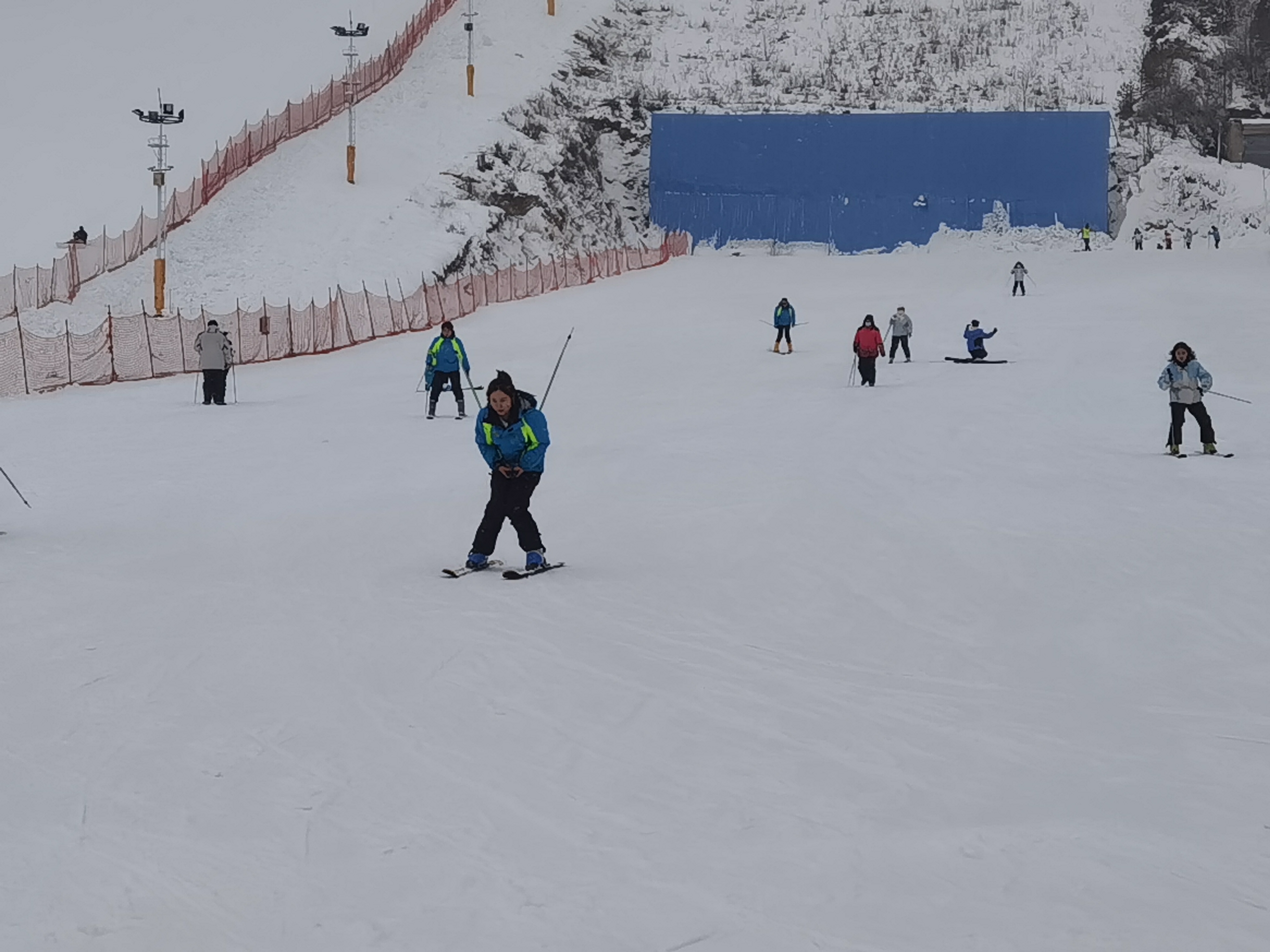 游客在兴隆山滑雪场体验雪趣