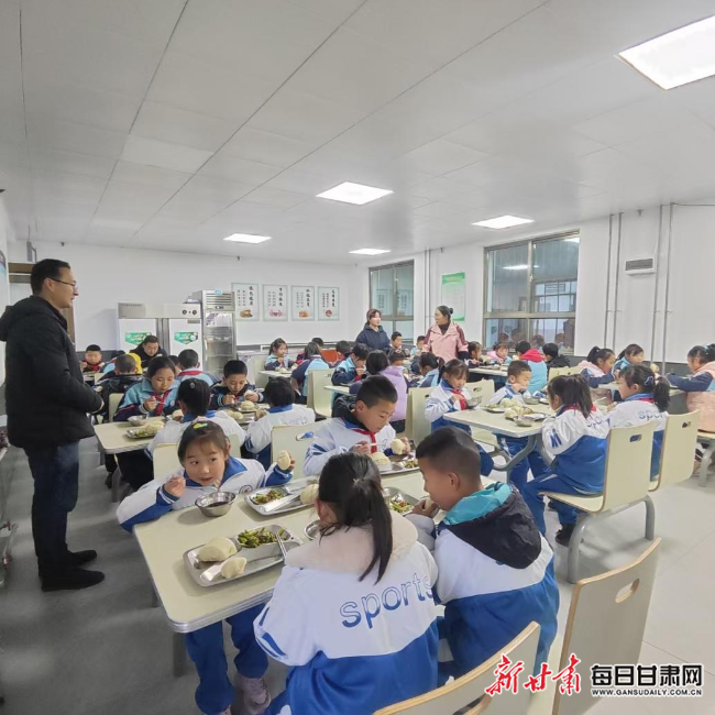 蔡湾小学学生正在享用美味午餐