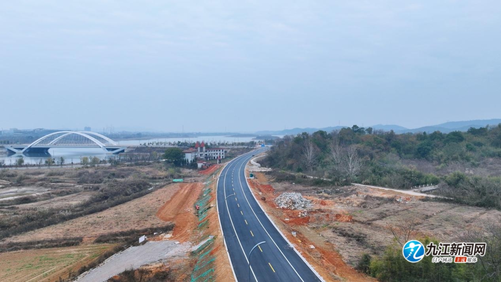 图为环湖南路西段。