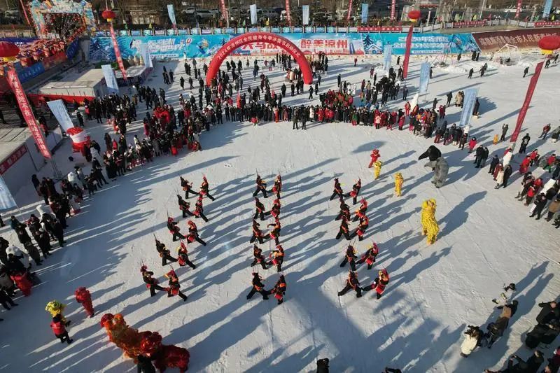 “畅游天马故乡·乐享冰雪凉州”2024年凉州区全民健身冬季冰雪嘉年华活动开幕式现场。