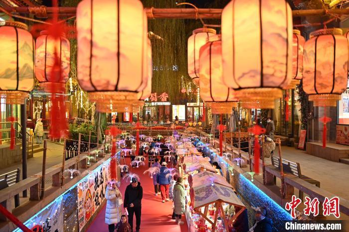 图为游客在兰州老街赏灯游玩　中新社记者　九美旦增　摄