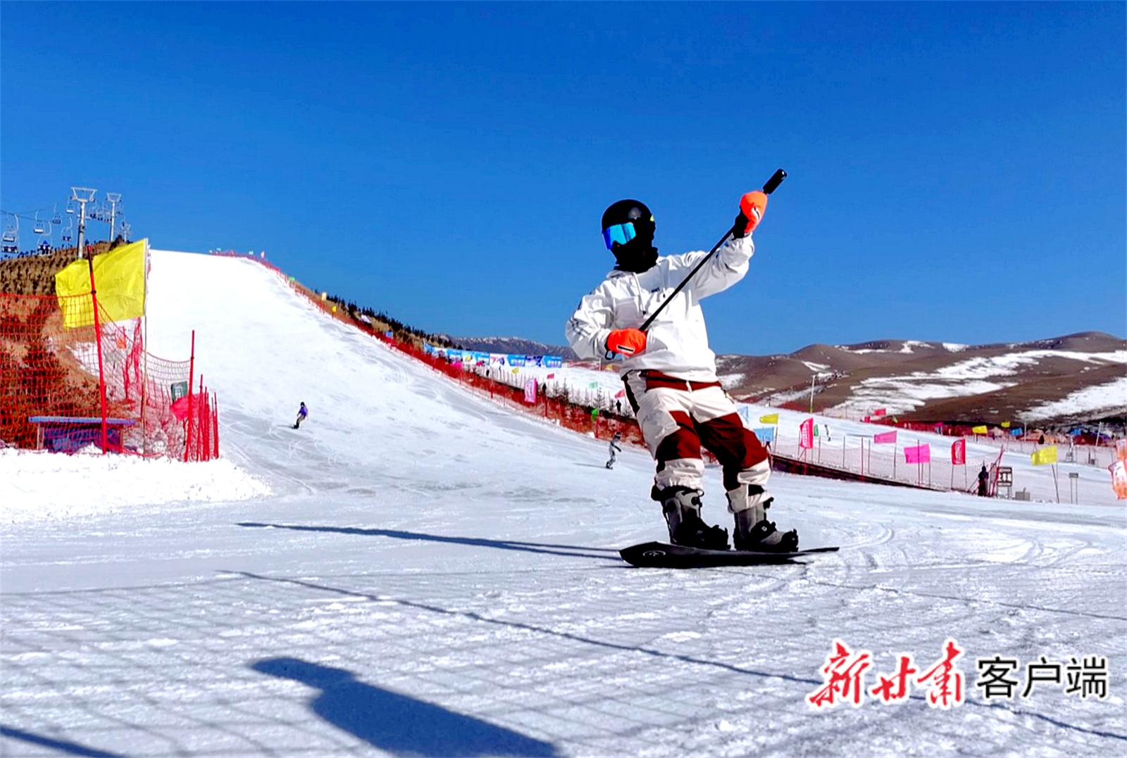 滑雪爱好者感受别样的运动激情　图片由天祝县融媒体中心提供