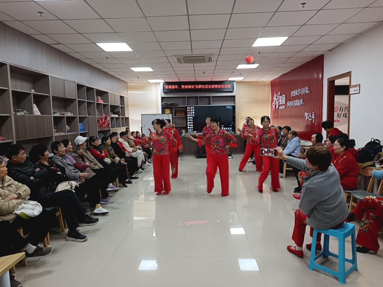 西乡街道乐群社区为30位寿星筹贺生日