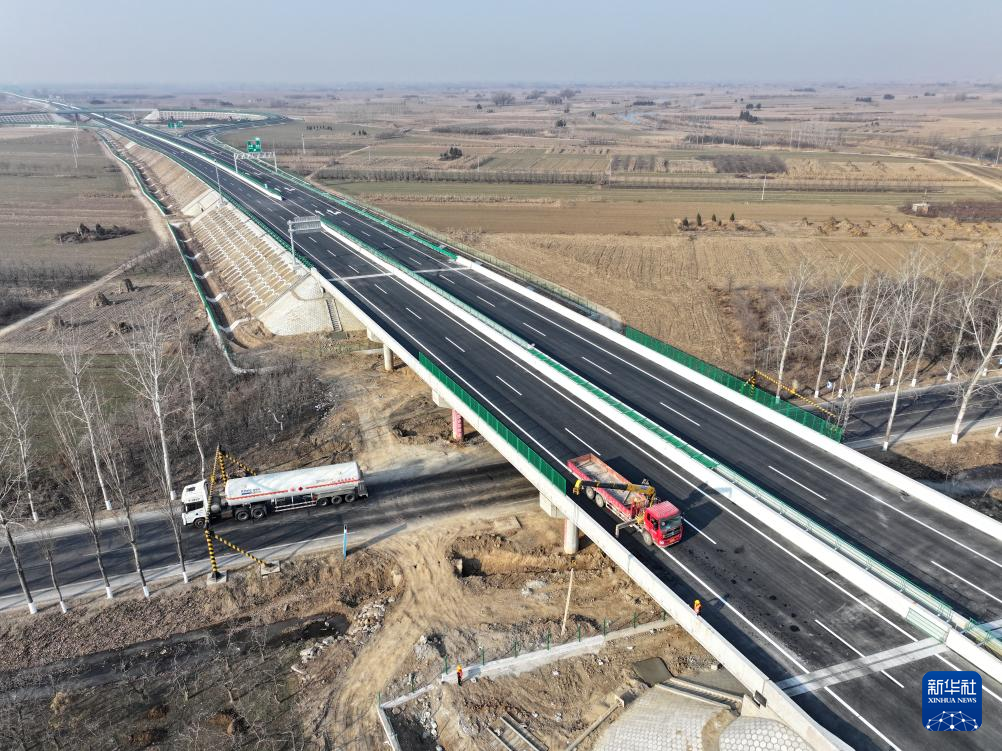 12月20日,中铁八局集团施工车辆在曲港高速沧州段七标段建设现场作业(无人机照片)。