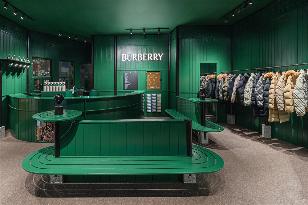 BURBERRY 哈尔滨限时精品店风采揭幕，以英伦公园主题致敬品牌外套历史