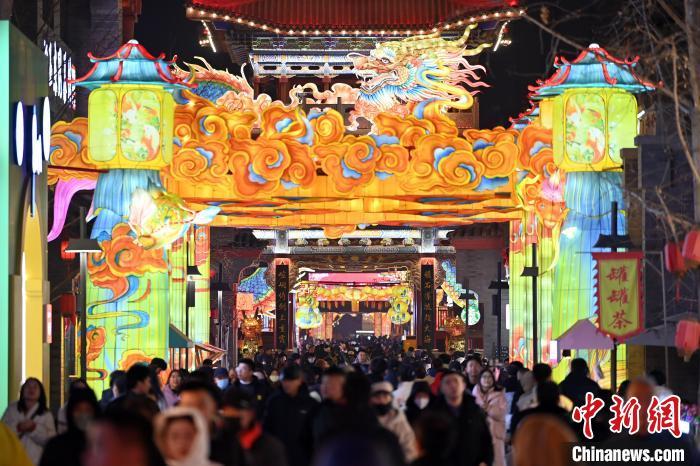 图为游客在兰州老街赏灯游玩　中新社记者　九美旦增　摄