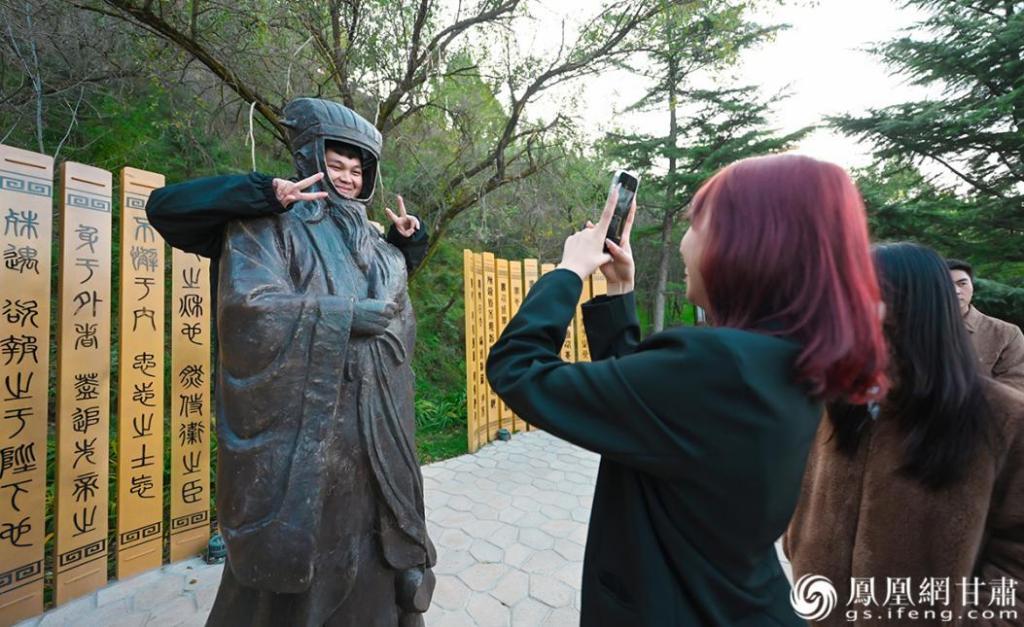 凰家体验官打卡礼县祁山武侯祠，当了一回“诸葛亮”。