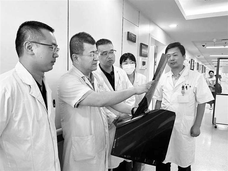 兰大二院神经内科团队讨论诊疗方案 兰大二院供图