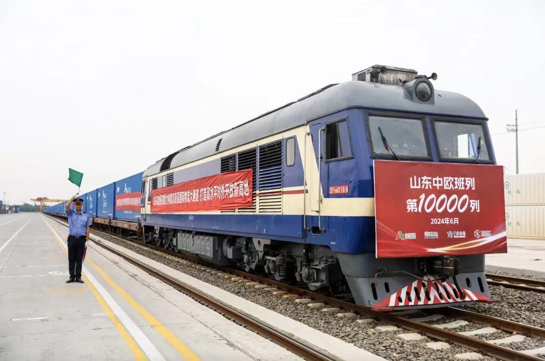 6月7日,山东开行的第10000列中欧班列从济南董家货运中心缓缓发出。