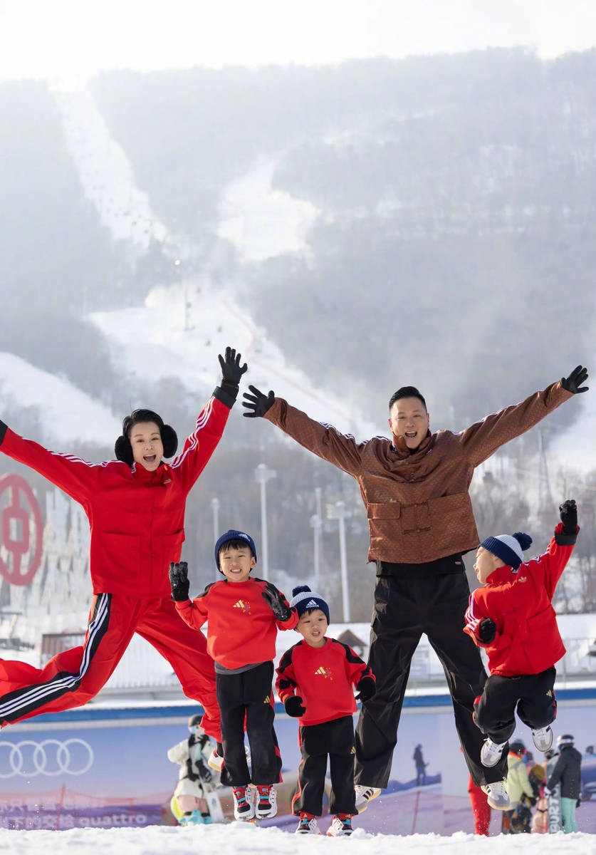 12月26日，胡杏儿在社交账号上分享了一家人在东北吉林旅行的温馨合影，并幽默地自称为“南方小土豆”。
