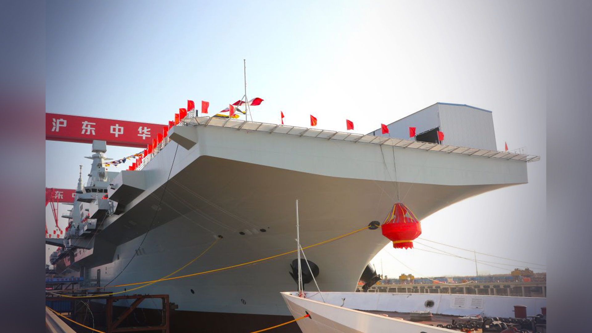 中国海军076两栖攻击舰首舰在上海下水，命名为四川舰，舷号为“51”_凤凰网视频_凤凰网