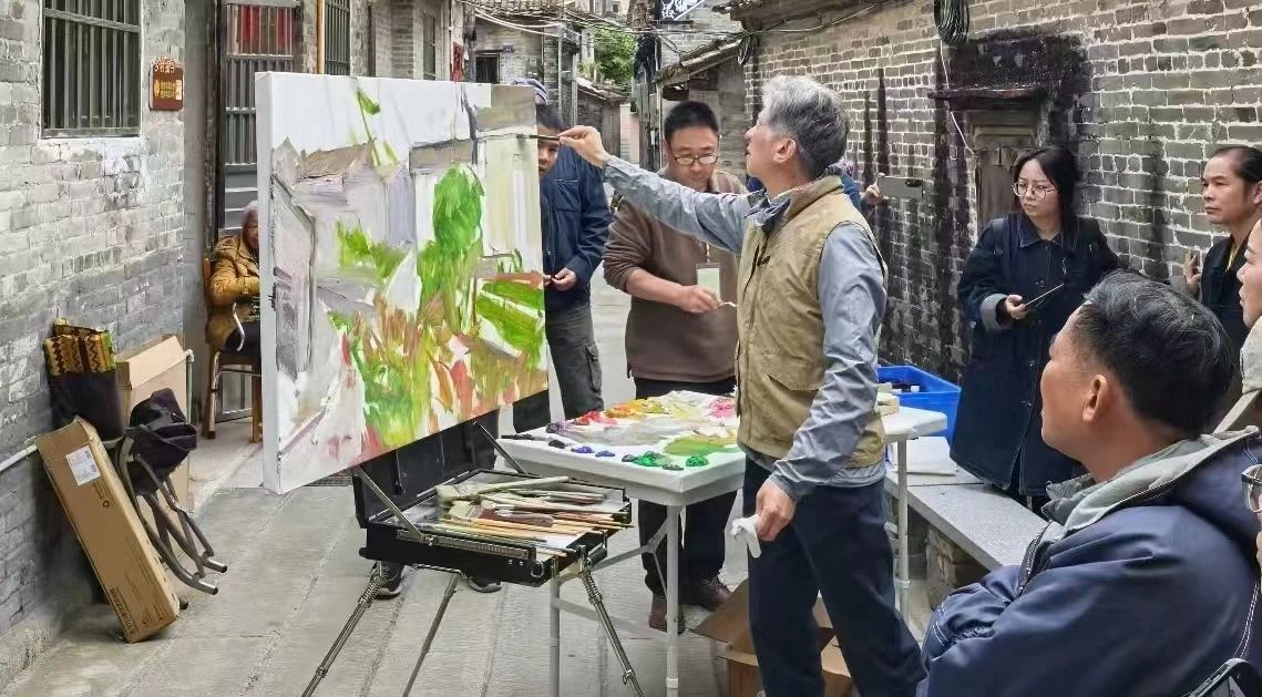 本次活动采取“现场写生+艺术沙龙+名家分享+写生研学+作品联展”的形式展开