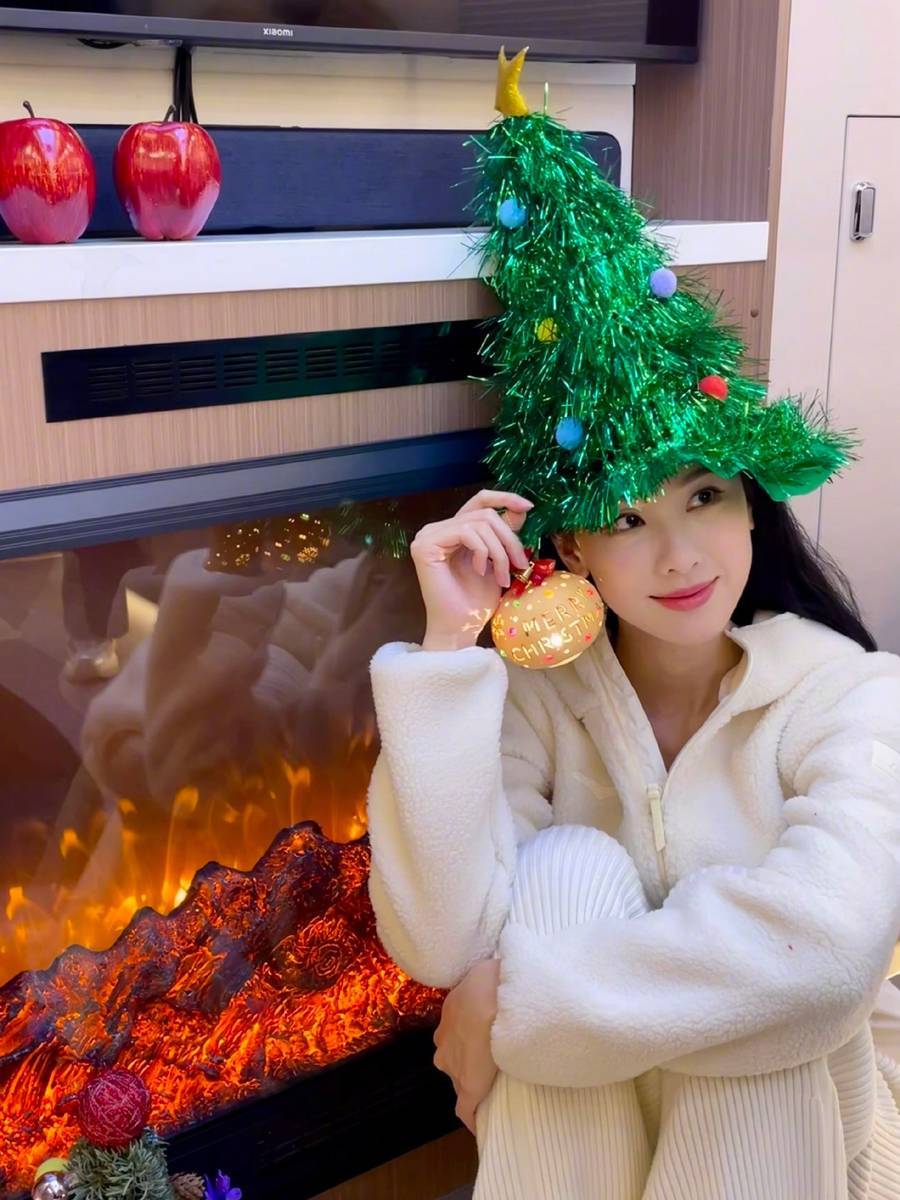 陈都灵抱膝坐在壁炉旁轻摇着铃铛。

