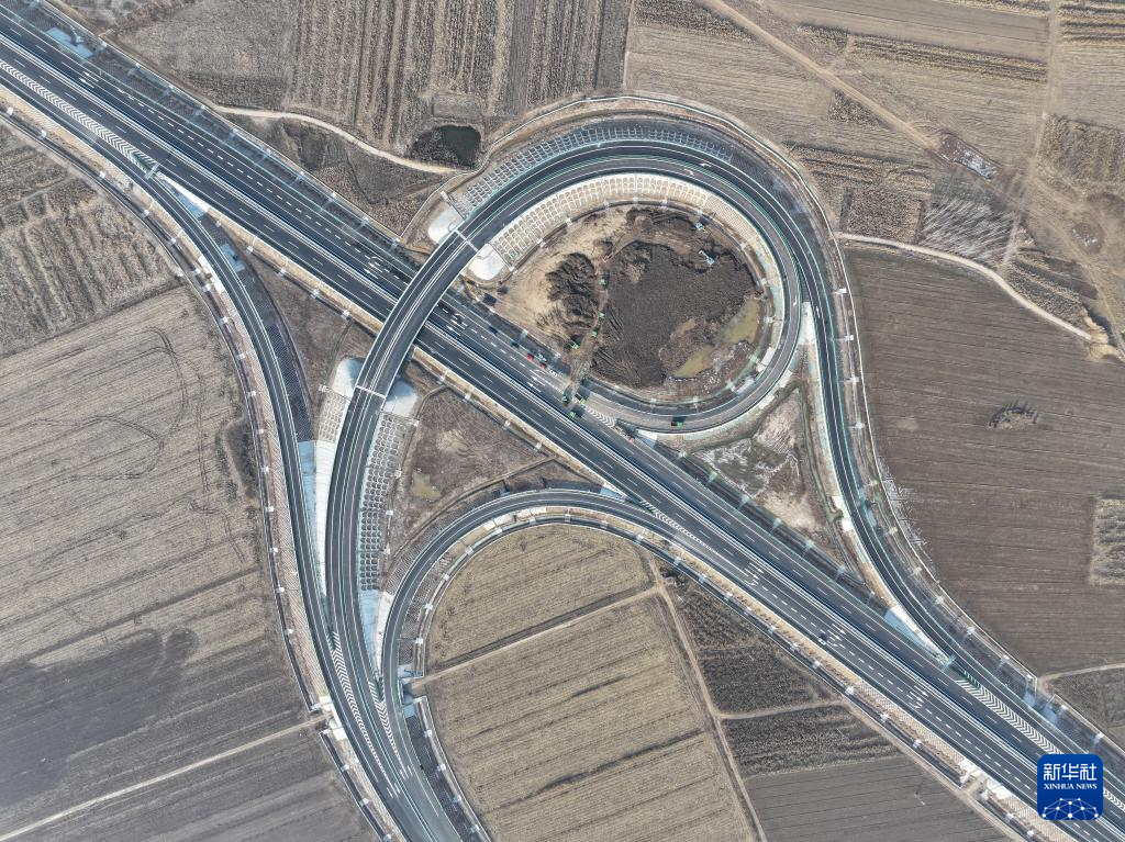 曲港高速沧州段建设现场(12月20日摄,无人机照片)。