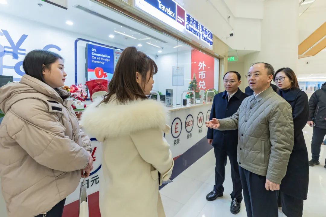 渝中区委书记黄茂军调研重庆大都会东方广场新消费新场景有关情况。