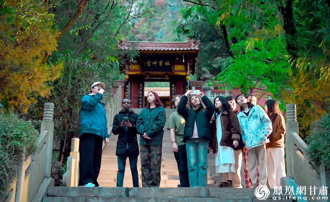 凰家体验官走进杜甫草堂感受诗圣情怀