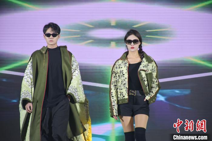 图为模特正在T台走秀。巫发阳 摄