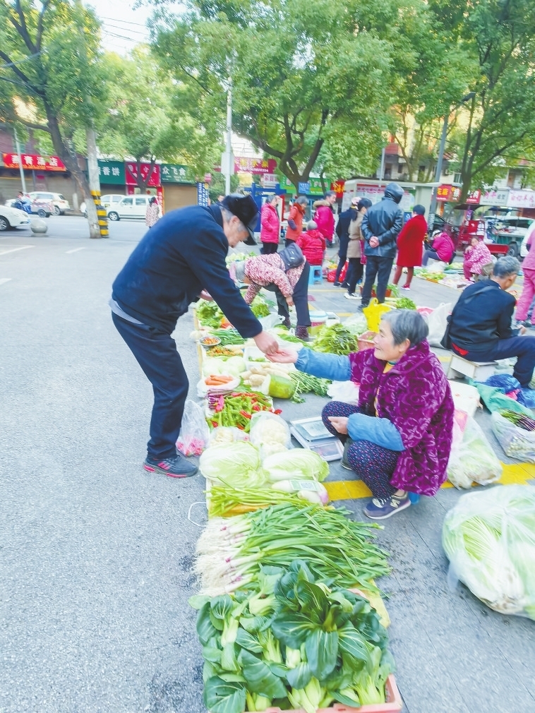 乐平城管部门设置的“潮汐摊位”。　　本报全媒体记者 曹章保摄
