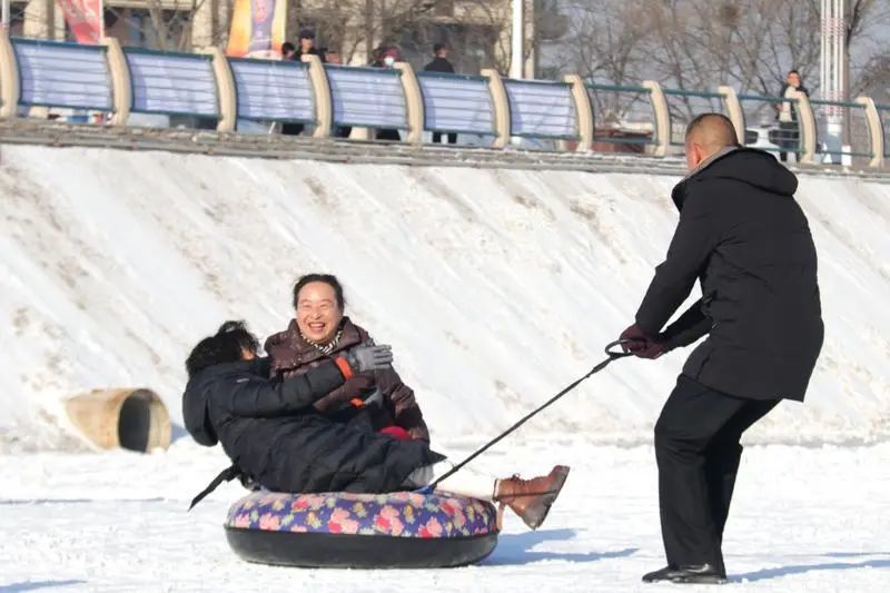 和亲朋好友一起在冰上、雪上撒欢儿。