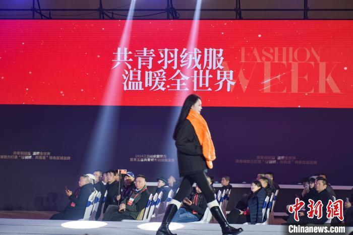 图为模特正在T台走秀，吸引了观众目光。巫发阳 摄