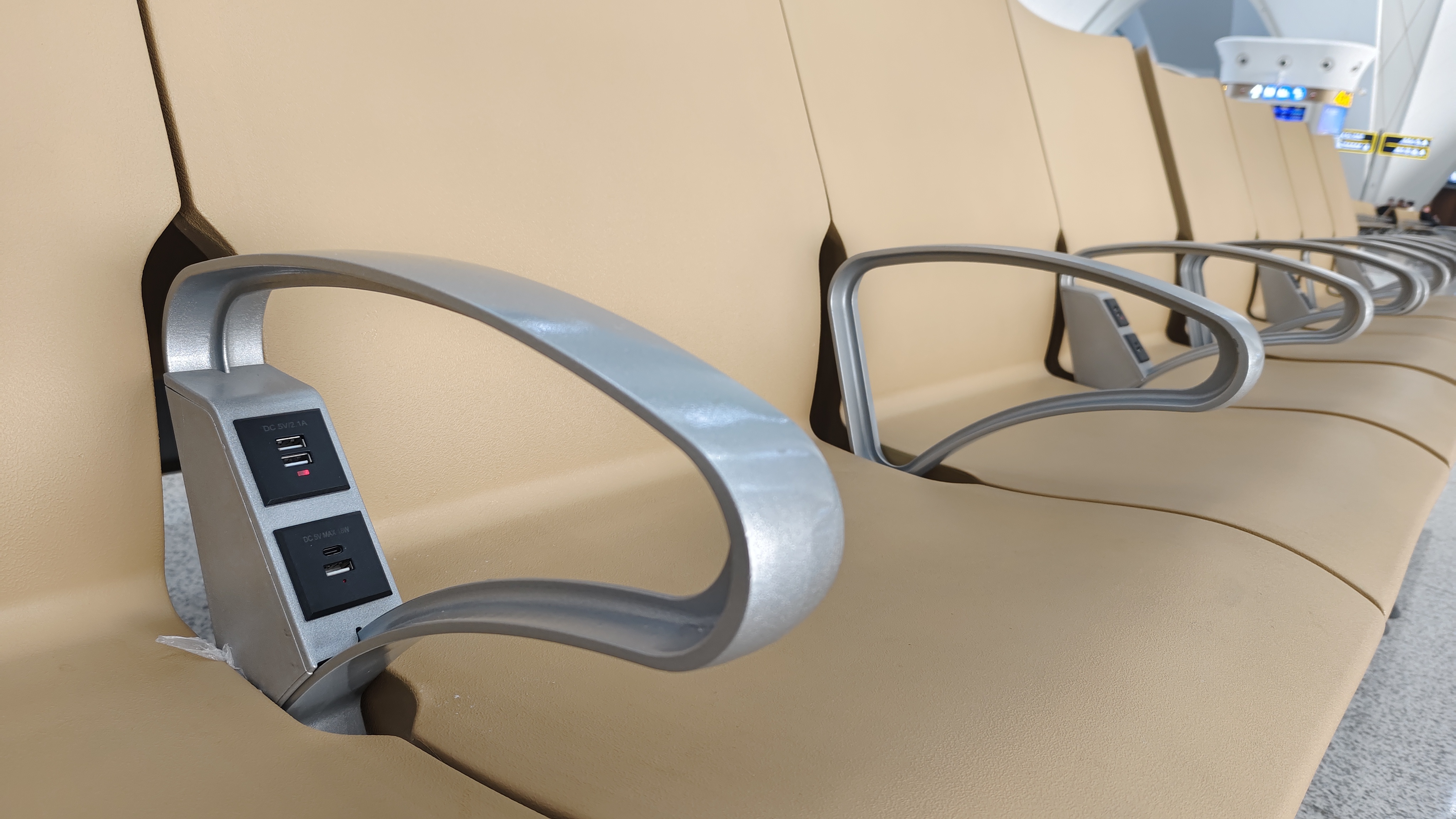 南昌东站大量座椅带有充电插口。 澎湃新闻记者 王珏玮 图