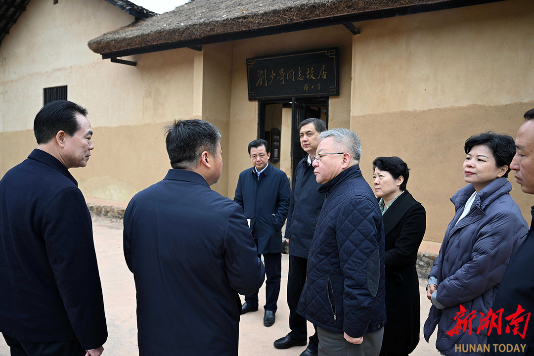 （12月23日，沈晓明在刘少奇同志故居了解文物保护、红色研学等情况。）