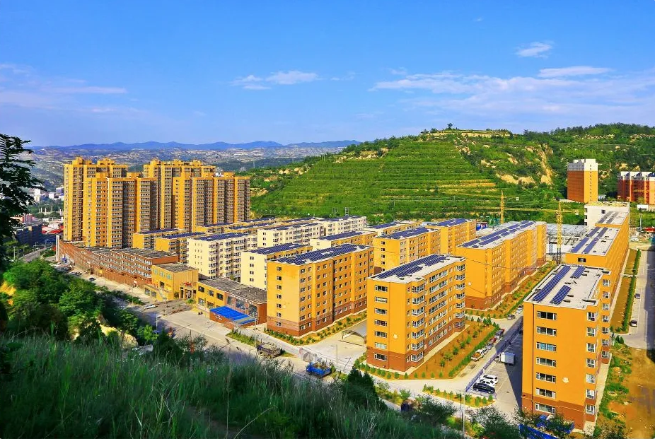 北航定点帮扶的阳坡村从偏远山区到崭新社区，绘就了一幅乡村振兴宜业宜居和美乡村的新画卷。2024年阳坡村脱贫户人均纯收入21372元。