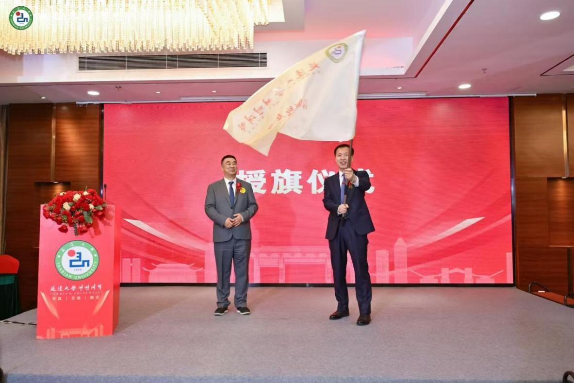 延边大学副校长张学武向深圳校友会授旗