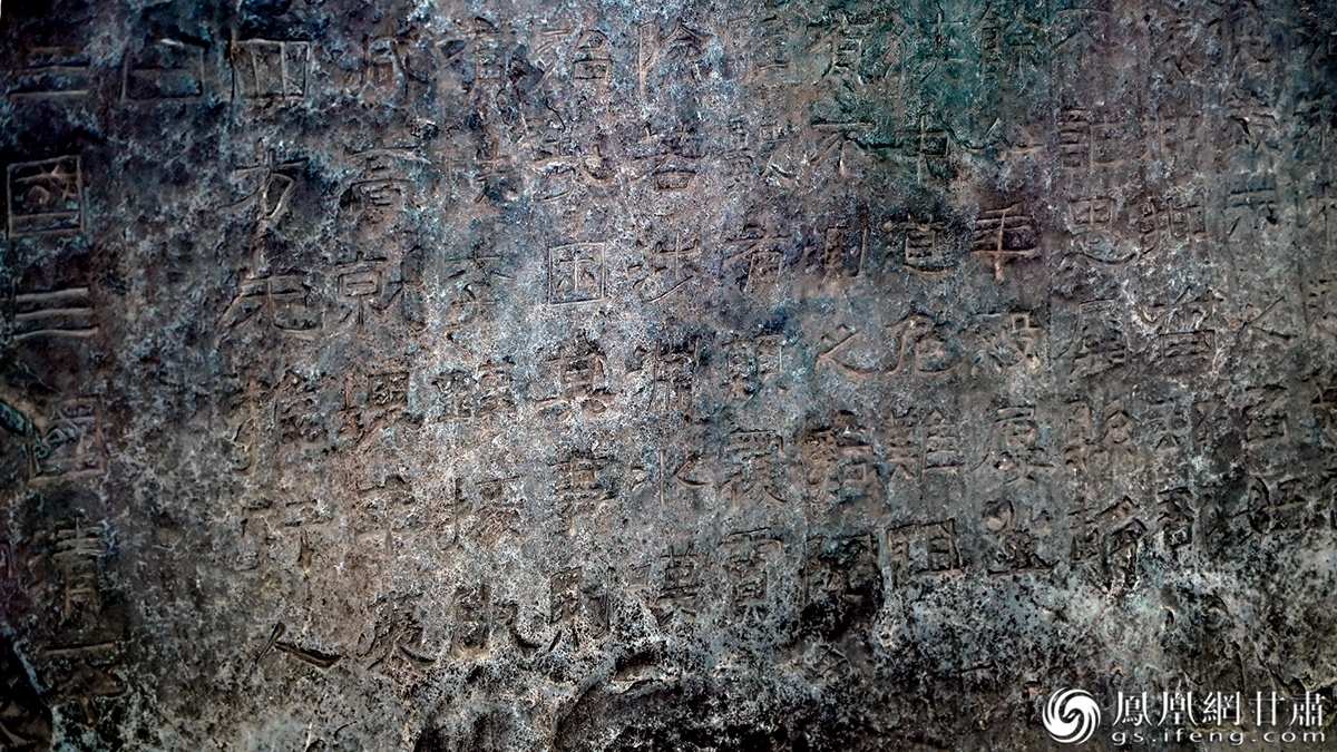 《西狭颂》是汉朝隶书摩崖石刻的代表作品，在中国书法史上占有重要地位。