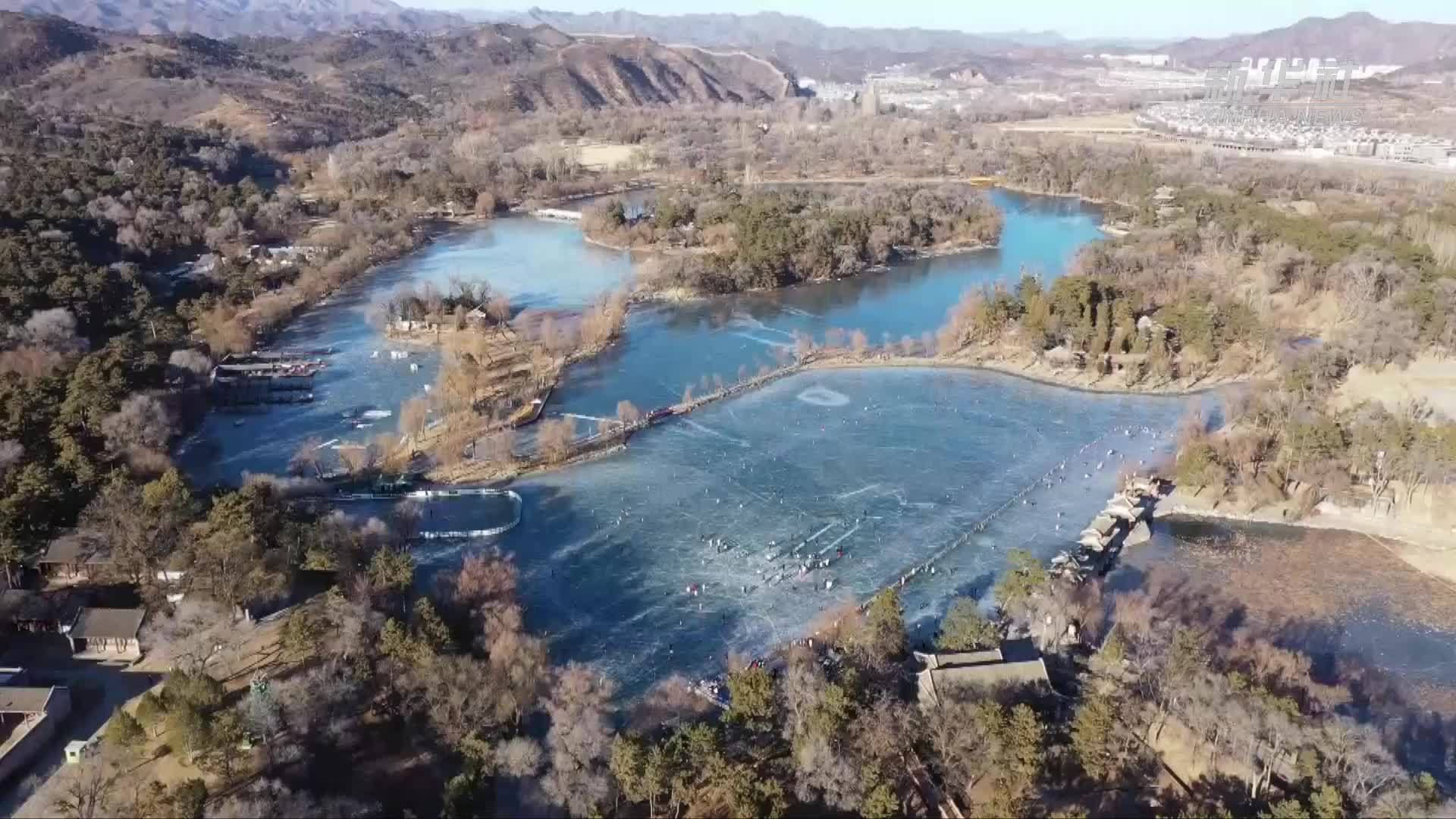 在承德避暑山庄玩转“冰上自由式”