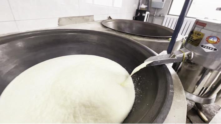 位于农安县前岗乡鲍家村的鲍家豆腐坊,采用传统的铁锅熬制、柴火煮浆。 梁闯 摄