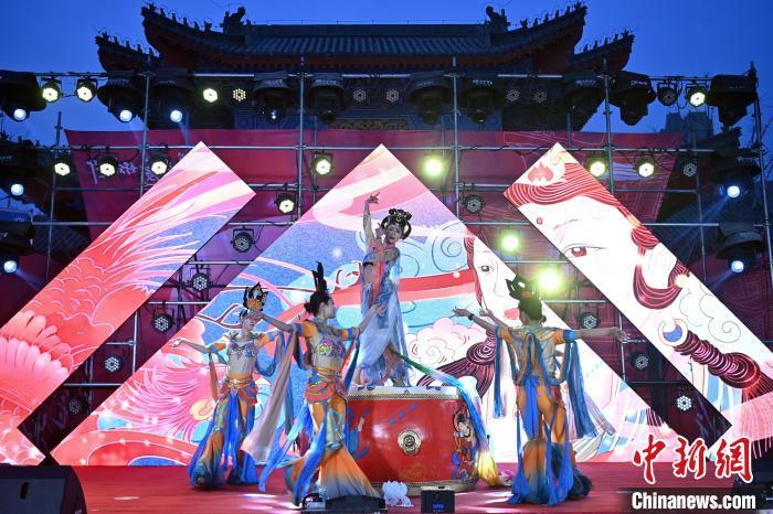 图为灯展亮灯仪式前的敦煌舞表演　中新社记者　九美旦增　摄