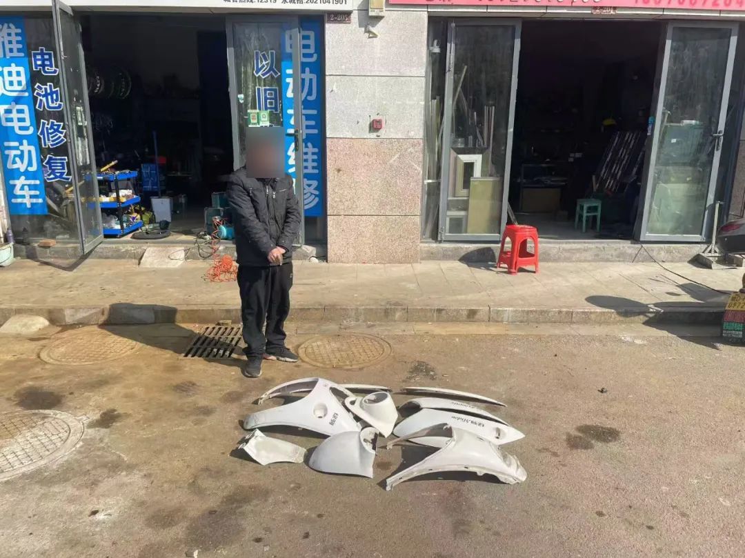 ▲张某指认所盗电动车与被换下的白色外壳。