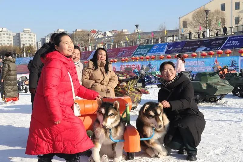 还可以和好友在雪地拍一组照片