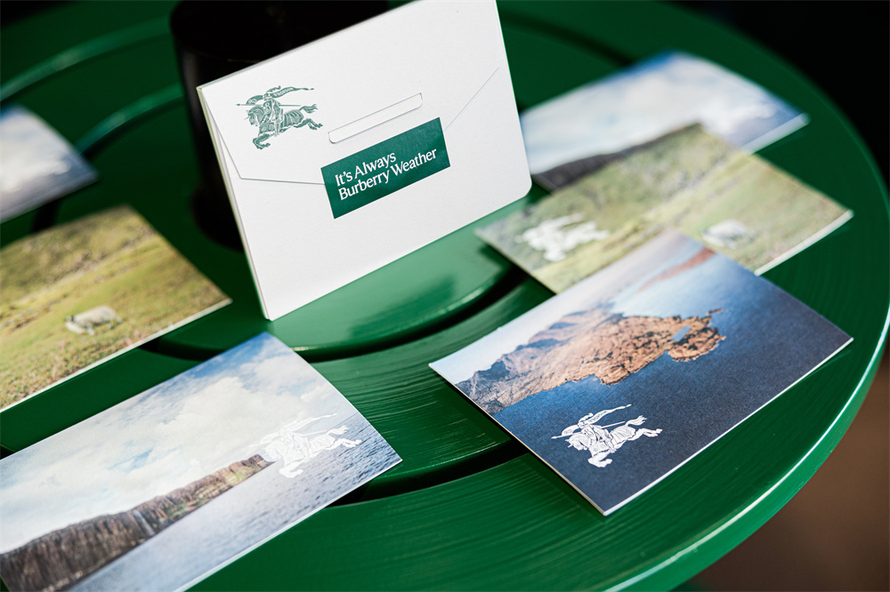 BURBERRY 哈尔滨限时精品店风采揭幕，以英伦公园主题致敬品牌外套历史