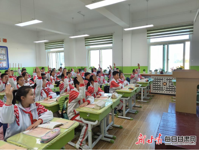逸夫小学课堂上学生们踊跃回答问题