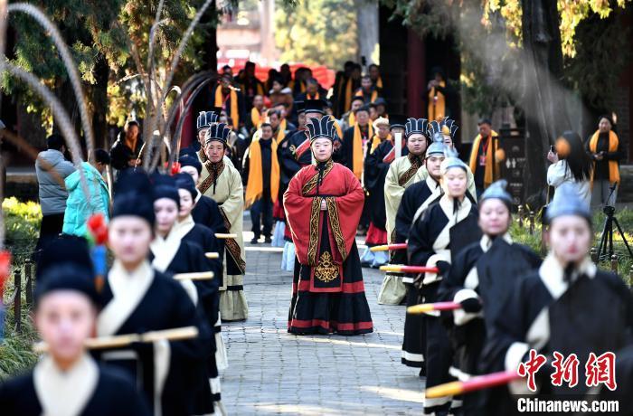 图为海内外孟氏宗亲在文、武舞生的引领下，步行前往亚圣殿前祭拜孟子。沙见龙 摄