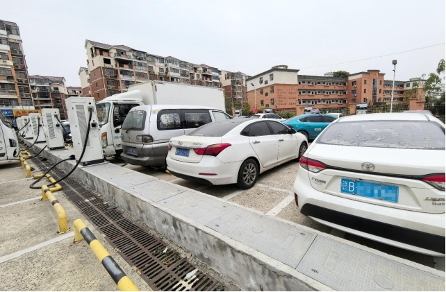 公共停车场的充电车位被燃油车霸占