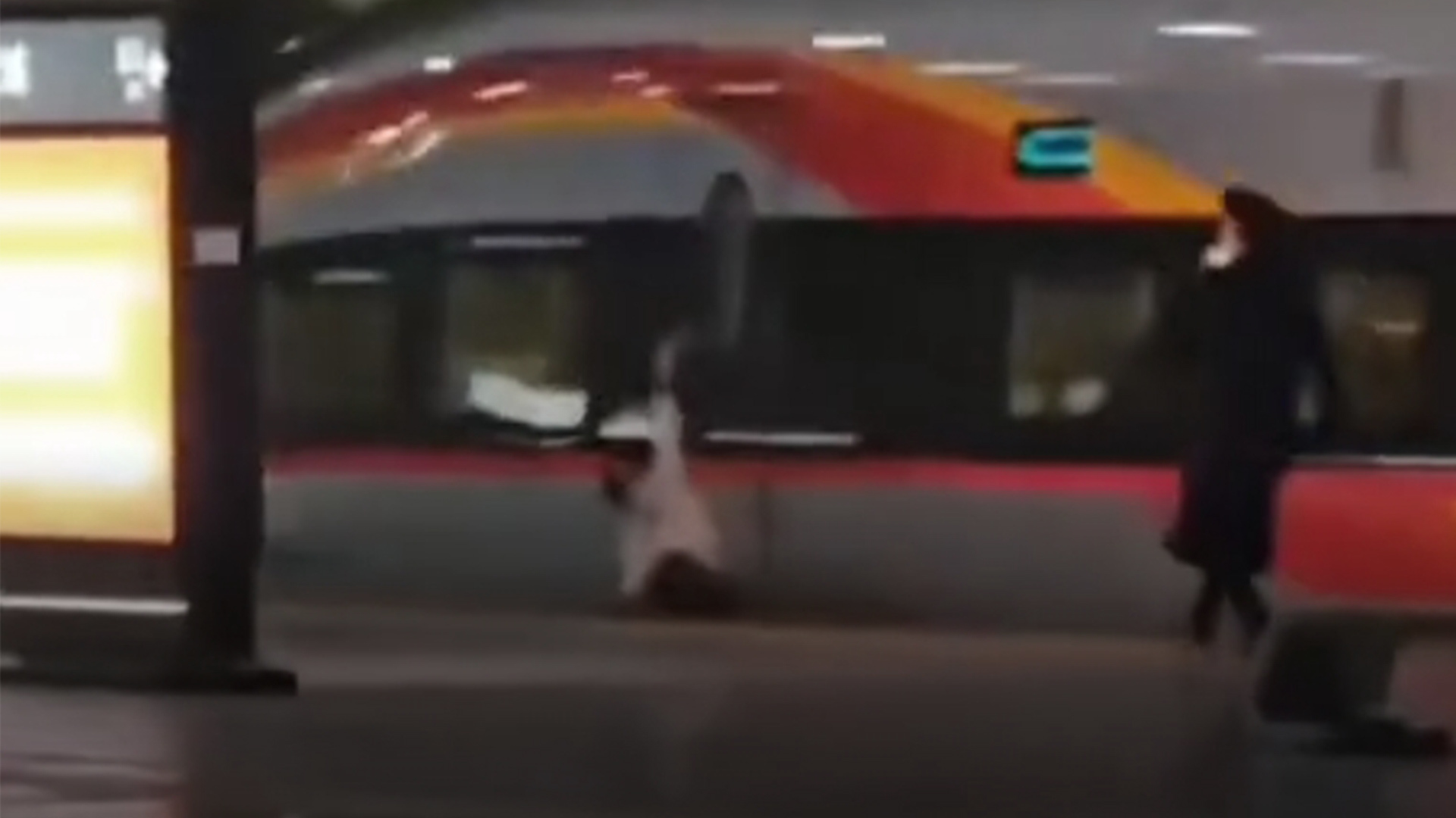 广州南站通报“高铁夹到乘客拖行”：乘客扒阻正在关闭的车门，手指被夹伤，已送医