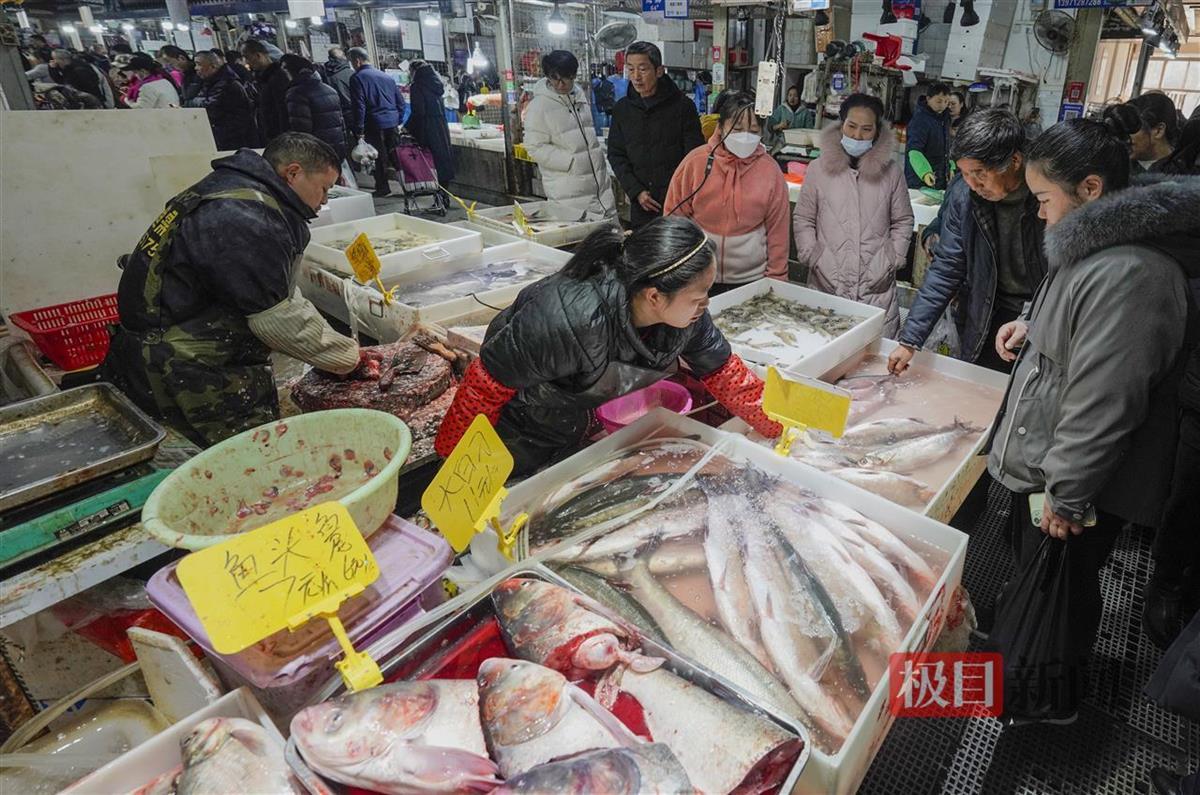 鱼品市场，众多市民选购