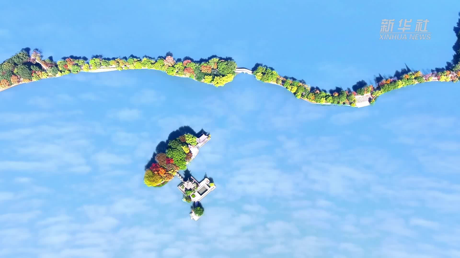 安徽铜陵：天井湖现天空之镜