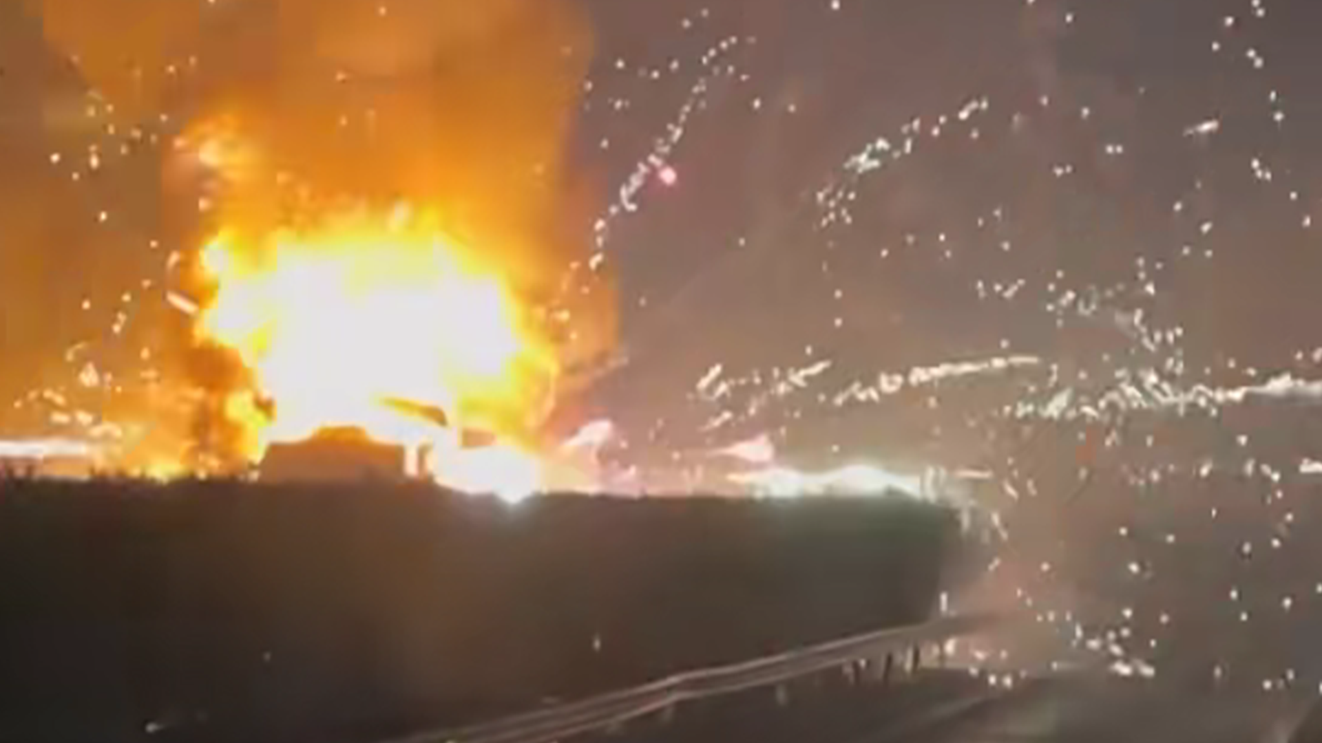 京哈高速一货车装载的烟花发生事故后爆炸，当地：交通事故引发，无人员伤亡