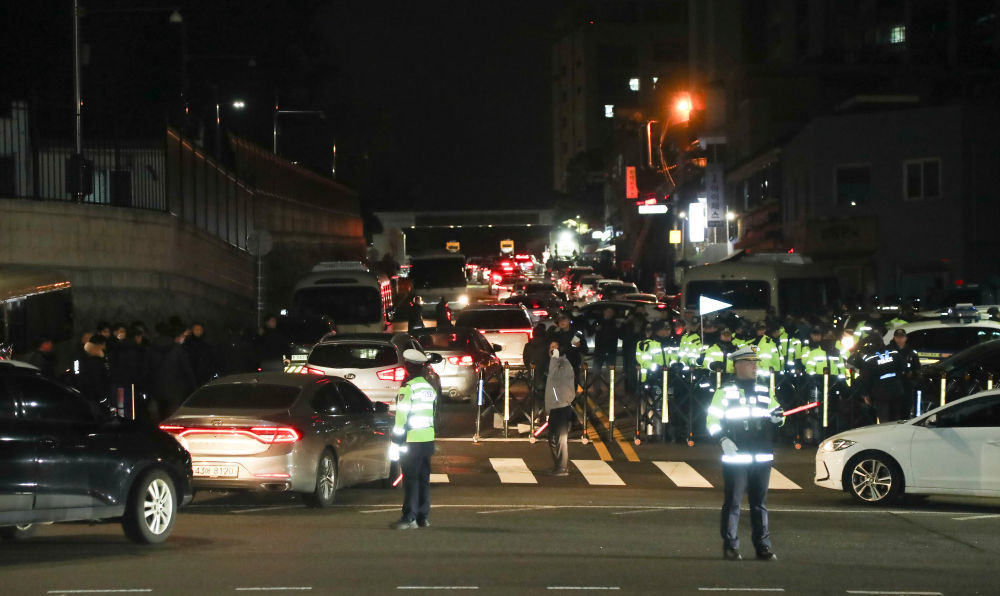 2024年12月4日凌晨，警察在韩国首尔的韩国总统府外戒备。新华社记者姚琪琳摄