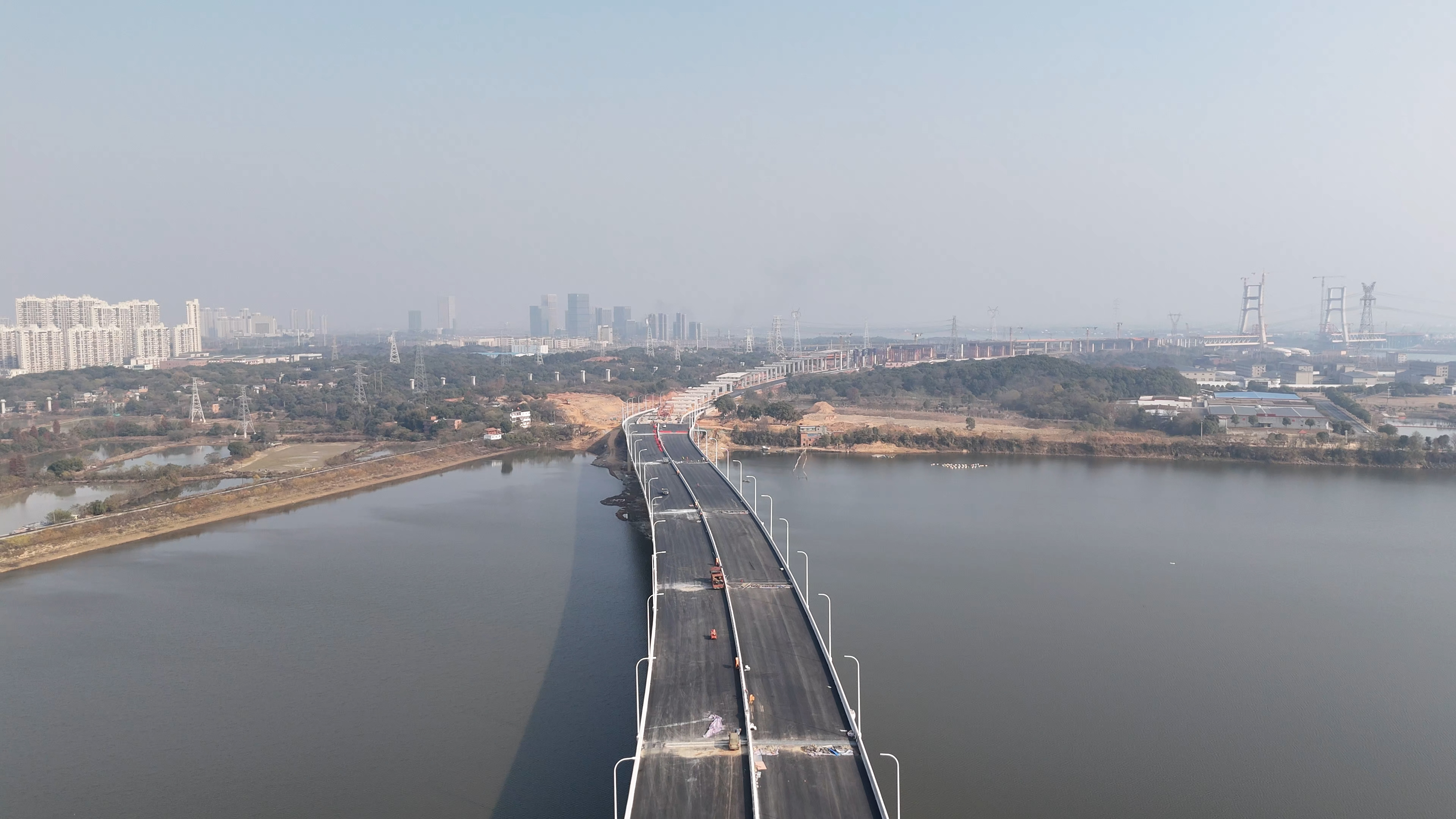 隆兴大桥北二环下庄湖桥段即将通车，远处隆兴大桥其他组成桥梁高耸的桥塔。 澎湃新闻记者 王珏玮 图